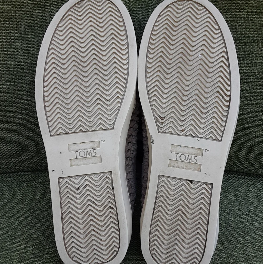 Toms suede lace up fashion sneaker. Size 6.5.